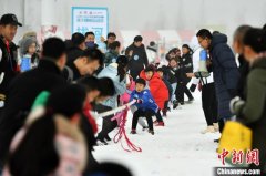 <b>无极4平台app欢乐冰雪过大年 河北民众乐享冰雪运</b>