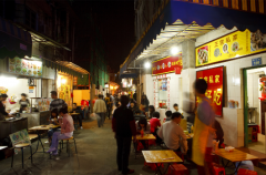 <b>地摊经济也疯狂：无极4官网城管喊摊贩来摆摊，</b>