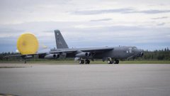 <b>美军B-52H＂逃离＂关岛基地后，无极4测速找了个</b>