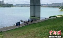 <b>南宁一女无极4平台代理子将孩子抛下江溺亡 民警</b>