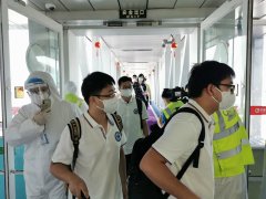 <b>无极4荣耀总代理武汉医务人员飞抵新疆 协助当地</b>