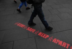 疫情改变大学生活无极4荣誉：英首批大学生返校