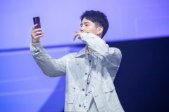 <b>刘昊然解锁自拍新秘籍 无极4平台代理LISA送上自</b>