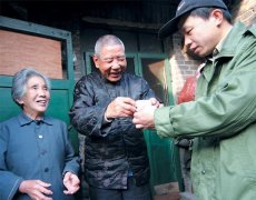 <b>无极4荣耀怎么注册代理村里来了位“掏粪书记”</b>