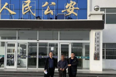 <b>内蒙古警方无极4荣耀最大总代救助一轻生男子</b>