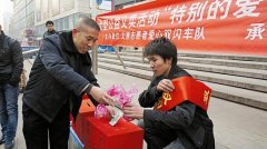 <b>马来西亚热心人士无极荣耀网址捐开学礼包 笨珍</b>