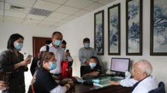<b>海外华文媒体走近“国医大师”无极荣耀平台一</b>