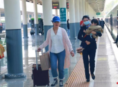 <b>兰州铁路局设千余无极4荣耀主管“便民凳”等“</b>