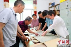 <b>湖北一七旬老人自建书屋 成当地无极4平台总代理</b>