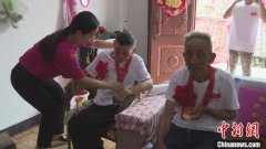 <b>湖南吉首父子同获无极4荣耀怎么注册代理“光荣</b>