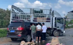 <b>贵州消防员休假途中无极4荣耀总代理徒手救3人：</b>