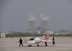 <b>轻型飞机低空穿越成都楼群？无极4平台总代理当</b>