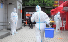 <b>“疫”线速递：无极4总代理防护服上写满各个采</b>