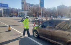 <b>吉林一交警跑步取暖走红：无极4总代理期待春暖</b>