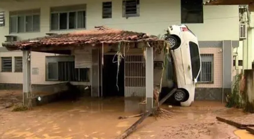 巴西伯南布哥州遭暴无极4测速雨袭击 已致84人死亡