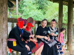 <b>桂林女孩和她的240位快乐绣娘无极4总代理开户</b>