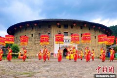 <b>无极4最大总代福建永定：非遗进景区 土楼更璀璨</b>
