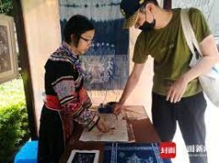 无极4总代理帐号让更多人自然而然喜欢苗族蜡染