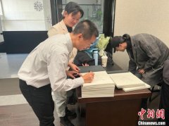 无极4娱乐黑钱吗刘京版画作品展长沙开展 带大众
