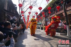 无极加速器挂机软件滇派龙狮闹元宵：在活态传