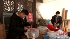 <b>无极荣耀网址侨乡福建永定：手工制作鼓子灯闹</b>